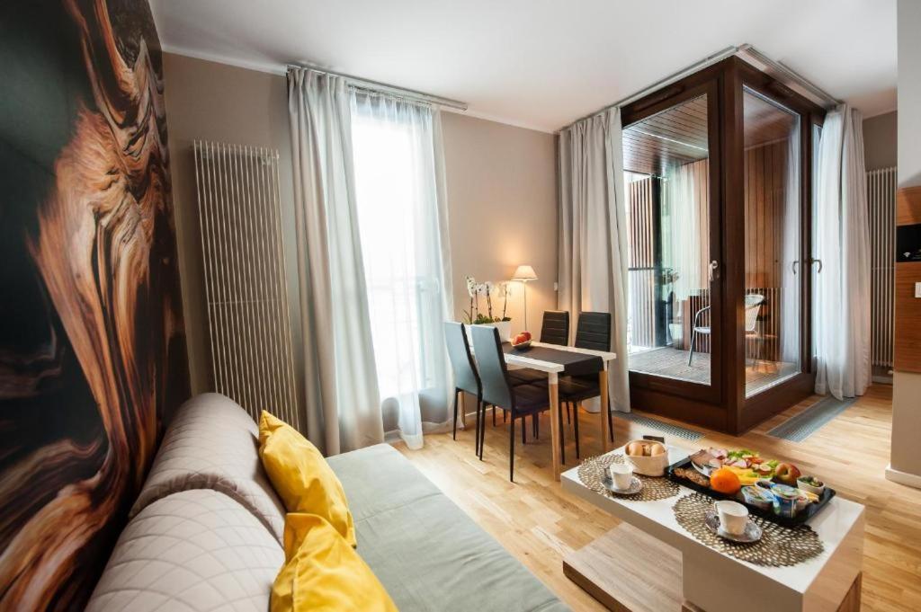 Deluxe Apartments Free Parking ワルシャワ エクステリア 写真
